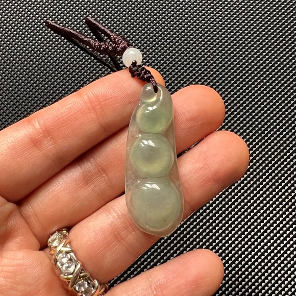 π Jade Edamame peas in a pod authentic necklace - Picture 4 of 9